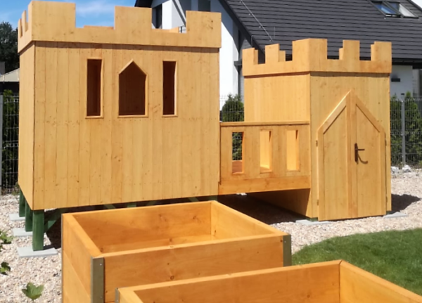 Drewniany zamek dla dzieci